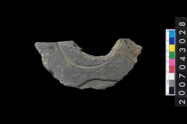 石環製作材料－中央帶啄孔與旋截痕打製圓板殘件