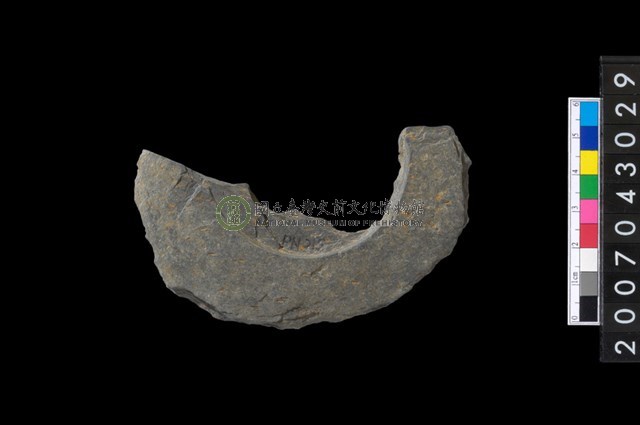 石環製作材料－中央帶啄孔與旋截痕打製圓板殘件