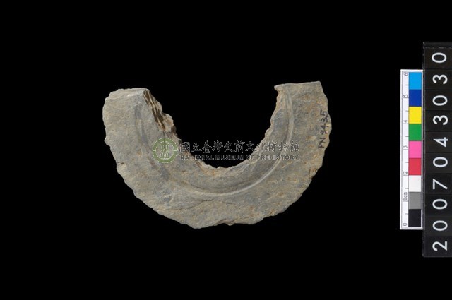 石環製作材料－中央帶啄孔與旋截痕打製圓板殘件