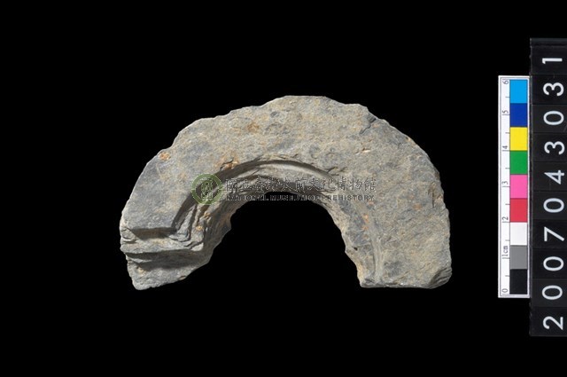 石環製作材料-中央帶啄孔與旋截痕打製圓板殘件