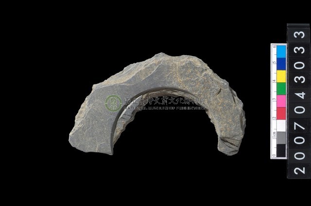 石環製作材料-中央帶啄孔與旋截痕打製圓板殘件