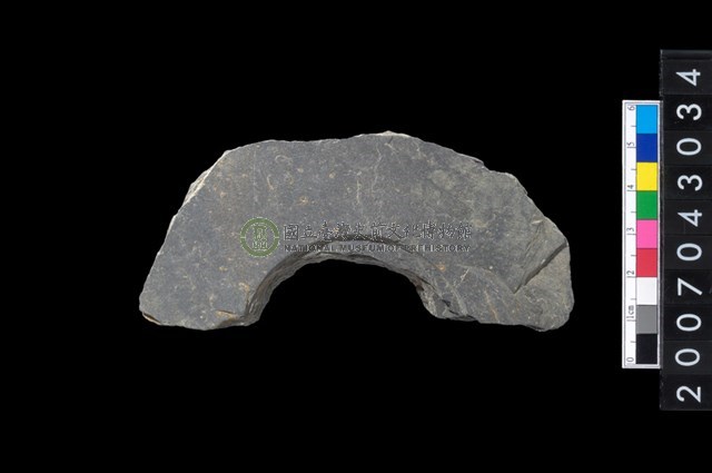 石環製作材料-中央帶啄孔與旋截痕打製圓板殘件