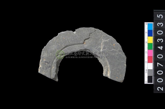 石環製作材料-中央帶啄孔與旋截痕打製圓板殘件