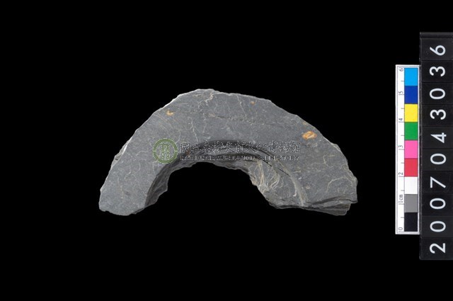 石環製作材料-中央帶啄孔與旋截痕打製圓板殘件