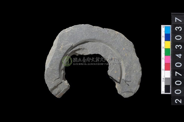 石環製作材料-中央帶啄孔與旋截痕打製圓板殘件