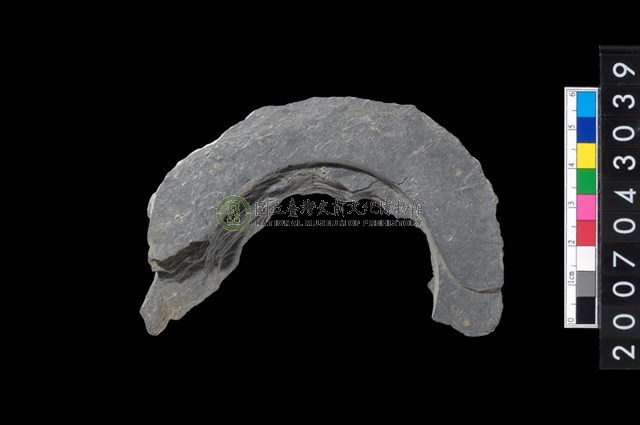 石環製作材料-中央帶啄孔與旋截痕打製圓板殘件