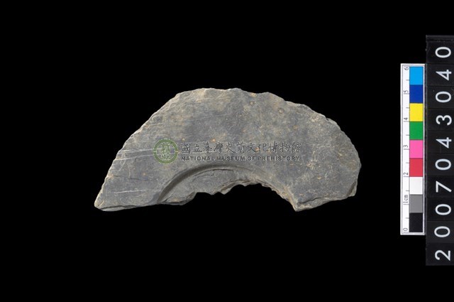 石環製作材料-中央帶啄孔與旋截痕打製圓板殘件