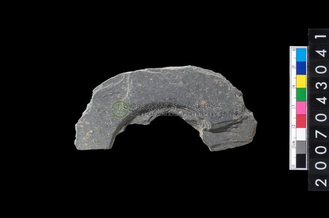 石環製作材料-中央帶啄孔與旋截痕打製圓板殘件