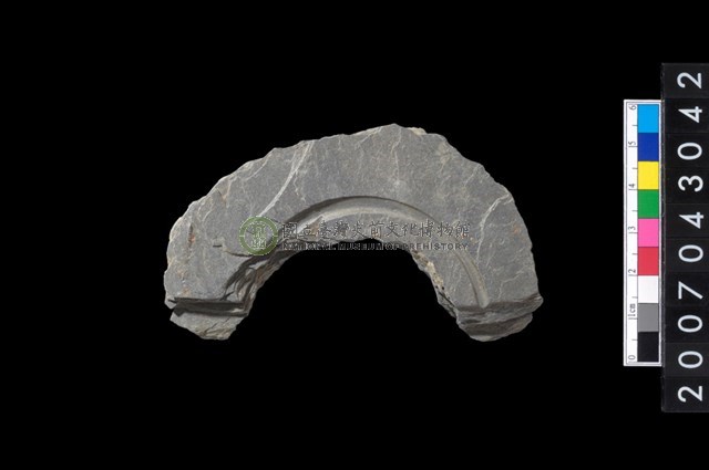 石環製作材料-中央帶啄孔與旋截痕打製圓板殘件