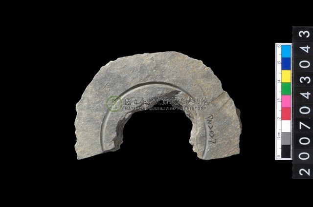 石環製作材料-中央帶啄孔與旋截痕打製圓板殘件