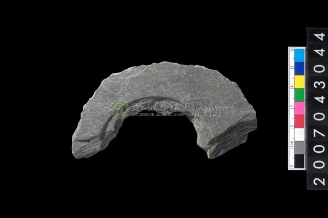 石環製作材料-中央帶啄孔與旋截痕打製圓板殘件