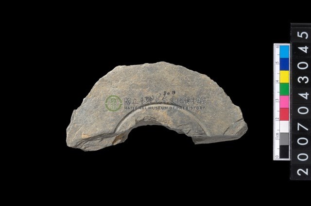 石環製作材料-中央帶啄孔與旋截痕打製圓板殘件