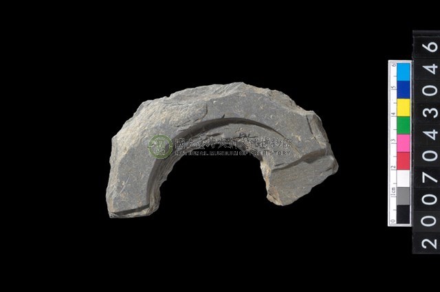 石環製作材料-中央帶啄孔與旋截痕打製圓板殘件