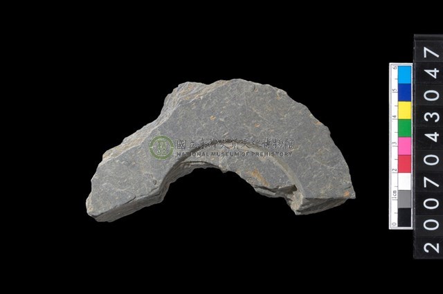 石環製作材料-中央帶啄孔與旋截痕打製圓板殘件