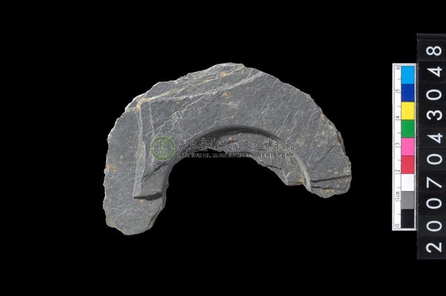 石環製作材料-中央帶啄孔與旋截痕打製圓板殘件