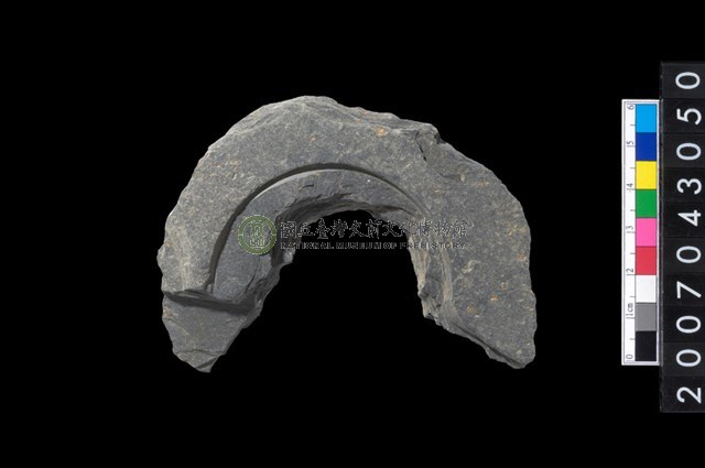 石環製作材料-中央帶啄孔與旋截痕打製圓板殘件