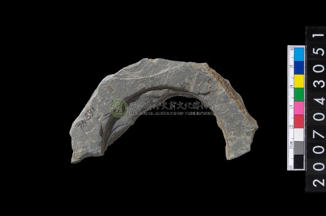 石環製作材料-中央帶啄孔與旋截痕打製圓板殘件