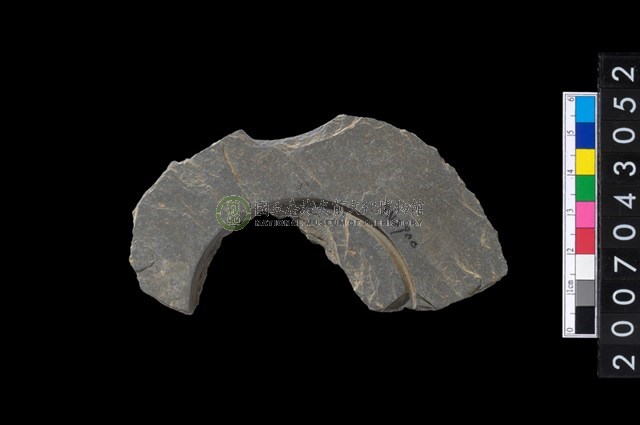 石環製作材料-中央帶啄孔與旋截痕打製圓板殘件