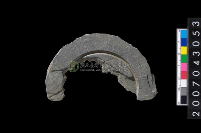 石環製作材料-中央帶啄孔與旋截痕打製圓板殘件