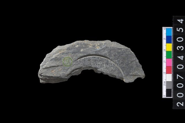 石環製作材料-中央帶啄孔與旋截痕打製圓板殘件