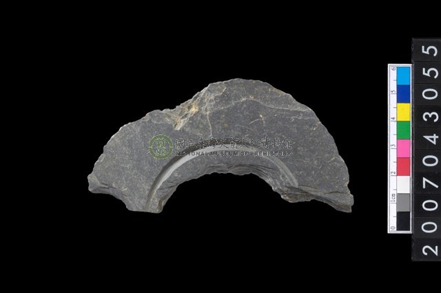 石環製作材料-中央帶啄孔與旋截痕打製圓板殘件