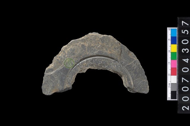 石環製作材料-中央帶啄孔與旋截痕打製圓板殘件