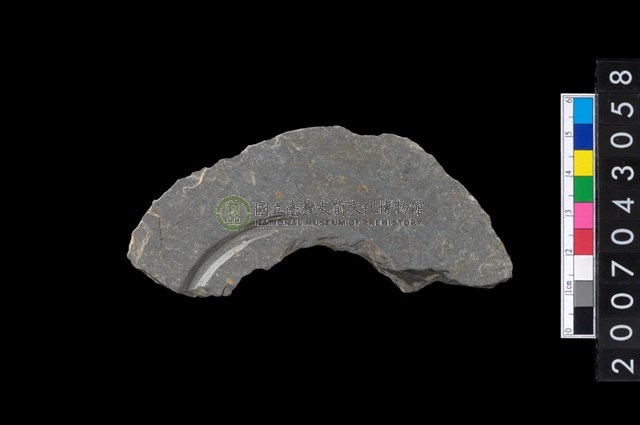 石環製作材料-中央帶啄孔與旋截痕打製圓板殘件