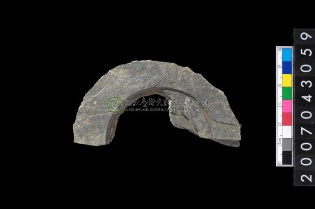 石環製作材料-中央帶啄孔與旋截痕打製圓板殘件