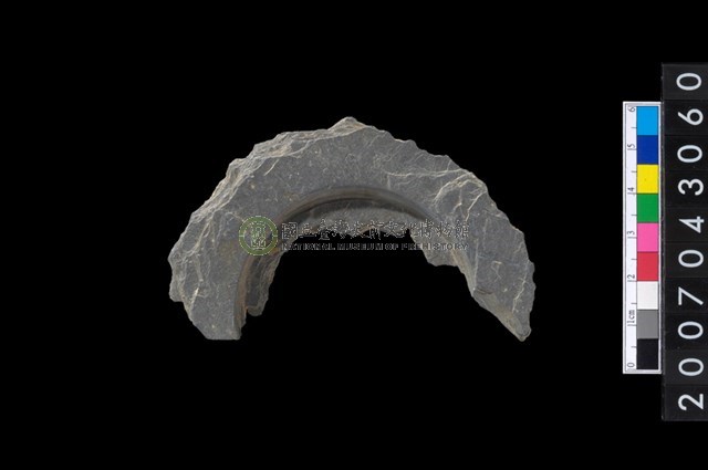 石環製作材料-中央帶啄孔與旋截痕打製圓板殘件