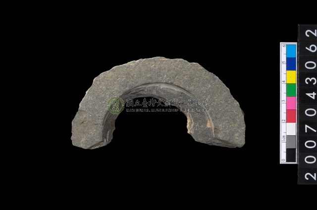 石環製作材料-中央帶啄孔與旋截痕打製圓板殘件