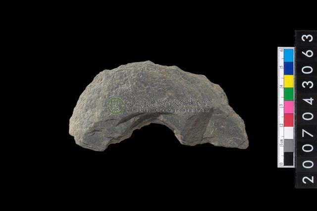 石環製作材料-中央帶啄孔與旋截痕打製圓板殘件