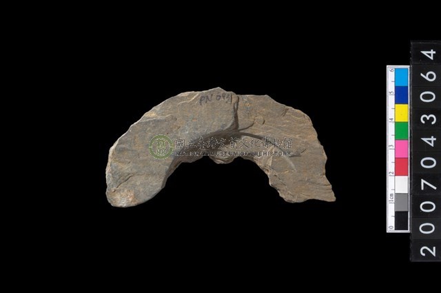 石環製作材料-中央帶啄孔與旋截痕打製圓板殘件