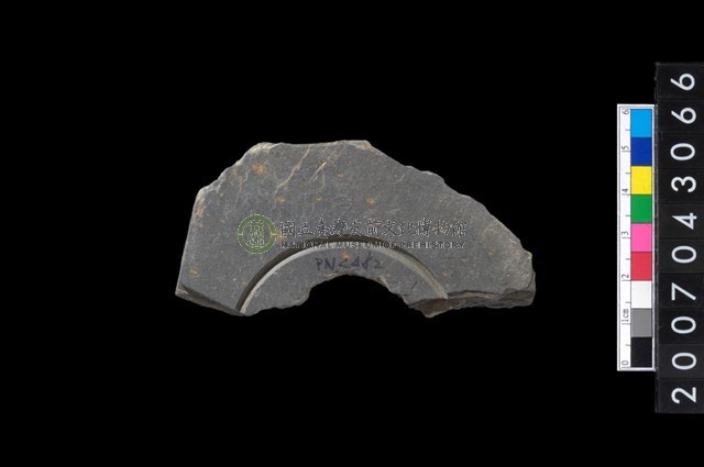 石環製作材料-中央帶啄孔與旋截痕打製圓板殘件