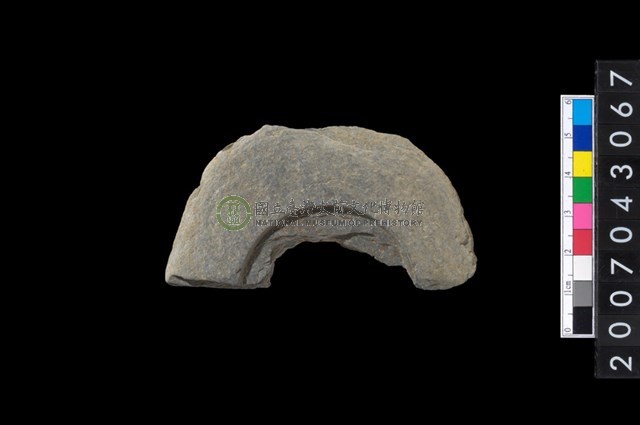 石環製作材料-中央帶啄孔與旋截痕打製圓板殘件