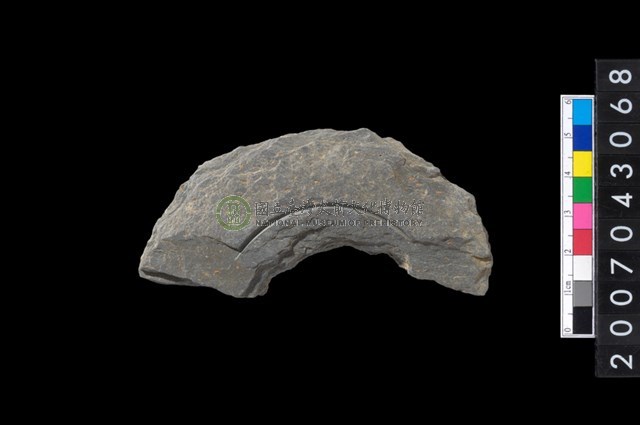 石環製作材料-中央帶啄孔與旋截痕打製圓板殘件