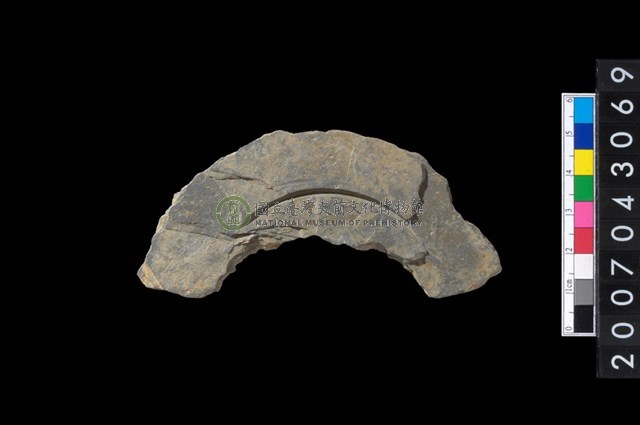 石環製作材料-中央帶啄孔與旋截痕打製圓板殘件