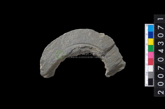 石環製作材料-中央帶啄孔與旋截痕打製圓板