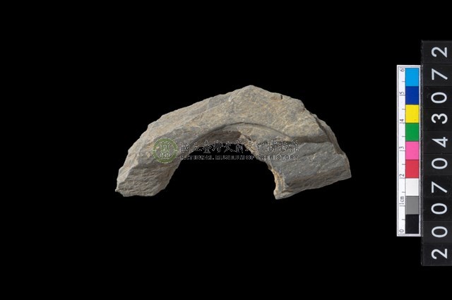 石環製作材料-中央帶啄孔與旋截痕打製圓板