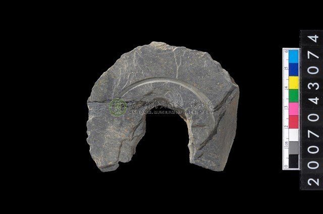 石環製作材料-中央帶啄孔與旋截痕打製圓板