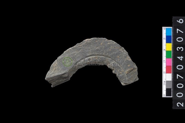 石環製作材料-中央帶啄孔與旋截痕打製圓板