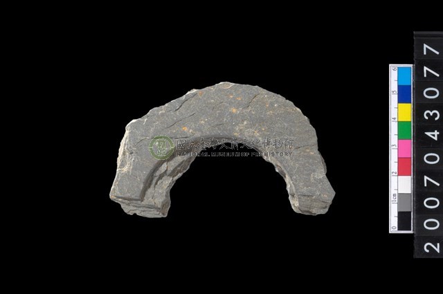 石環製作材料-中央帶啄孔與旋截痕打製圓板