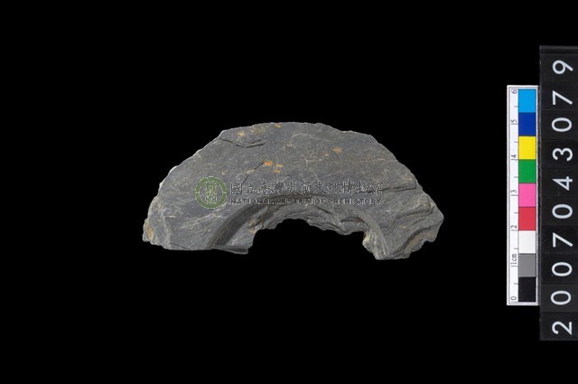 石環製作材料-中央帶啄孔與旋截痕打製圓板