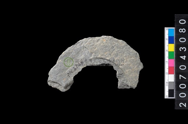 石環製作材料-中央帶啄孔與旋截痕打製圓板