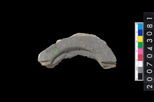 石環製作材料-中央帶啄孔與旋截痕打製圓板