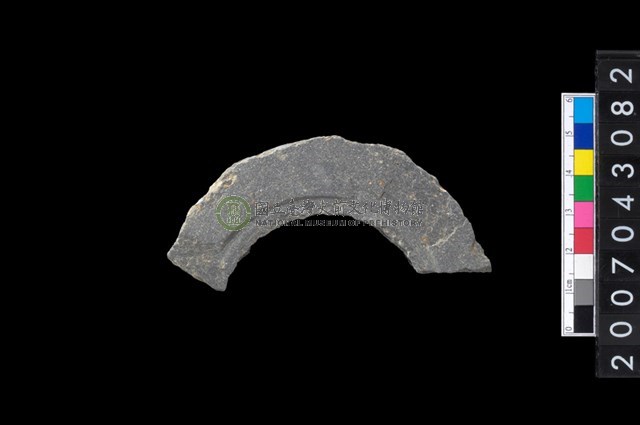 石環製作材料-中央帶啄孔與旋截痕打製圓板