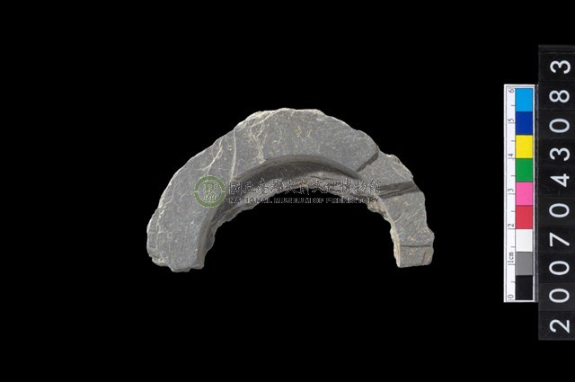 石環製作材料-中央帶啄孔與旋截痕打製圓板