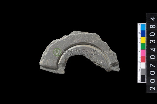 石環製作材料-中央帶啄孔與旋截痕打製圓板