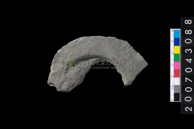 石環製作材料-中央帶啄孔與旋截痕打製圓板