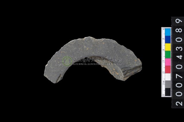 石環製作材料-中央帶啄孔與旋截痕打製圓板