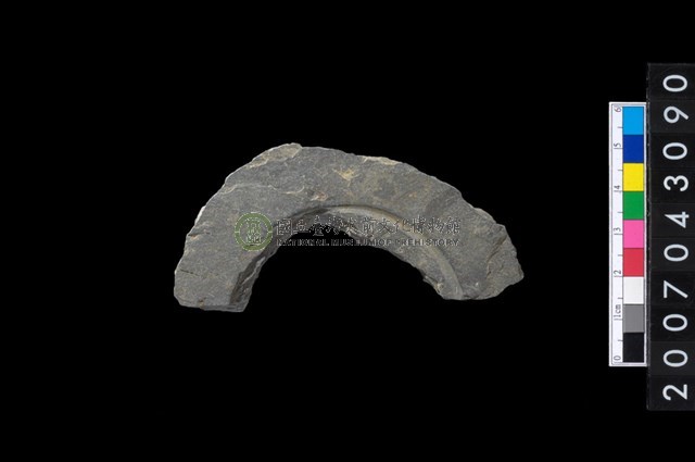 石環製作材料-中央帶啄孔與旋截痕打製圓板